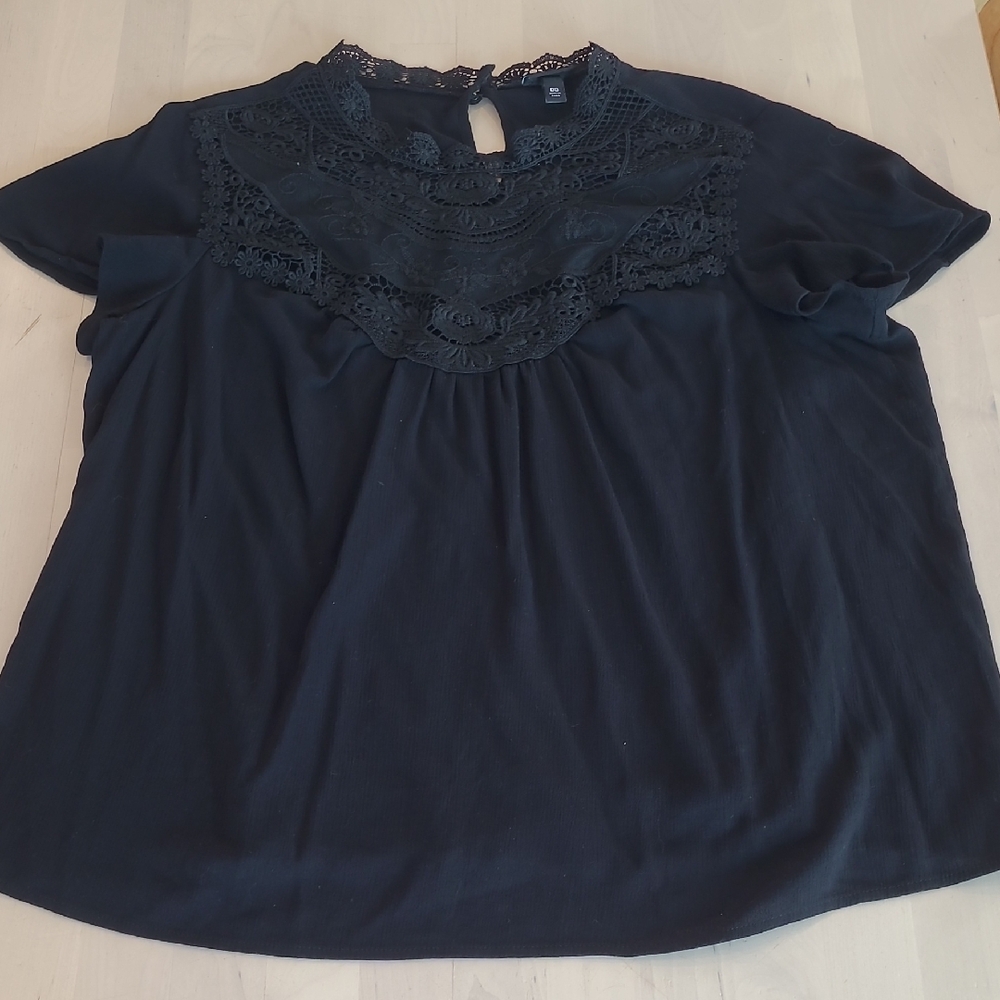 LIKE NEW TORRID Black  Short Sleeved Mock Lace Neckline Flowy Blouse